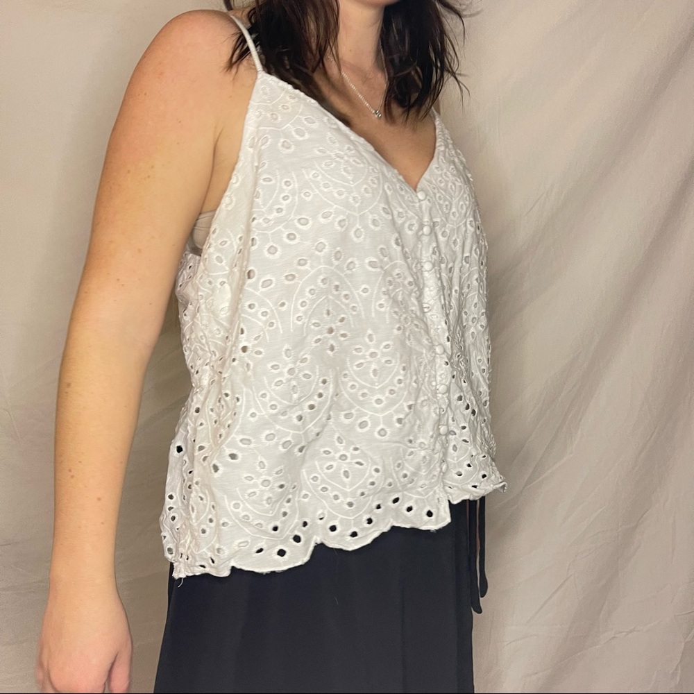 🤍 white lace tank top with buttons 🤍